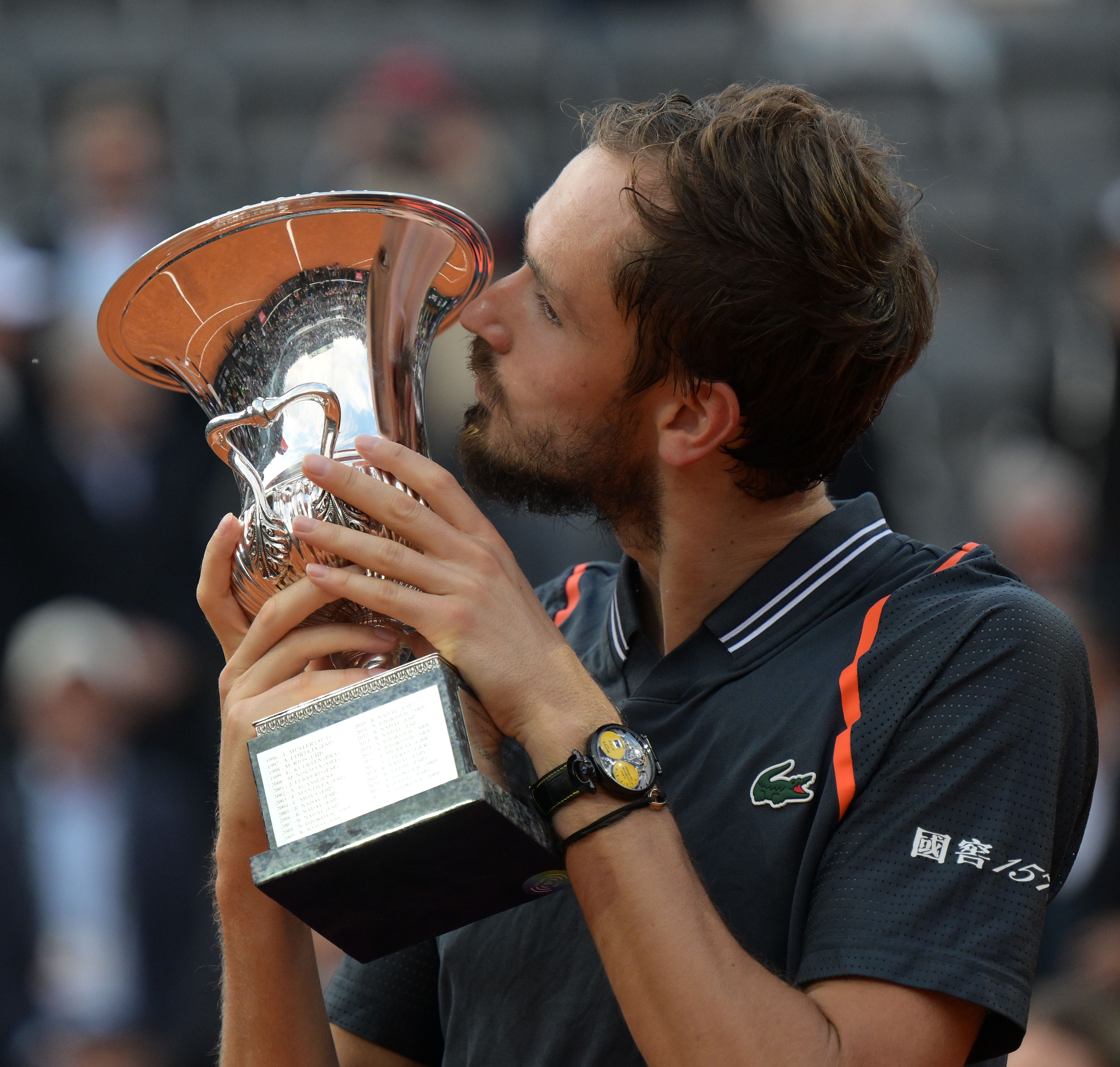 开云体育官方网站-包含意大利网球队强势欧洲网球队，梅德韦杰夫统治全场的词条