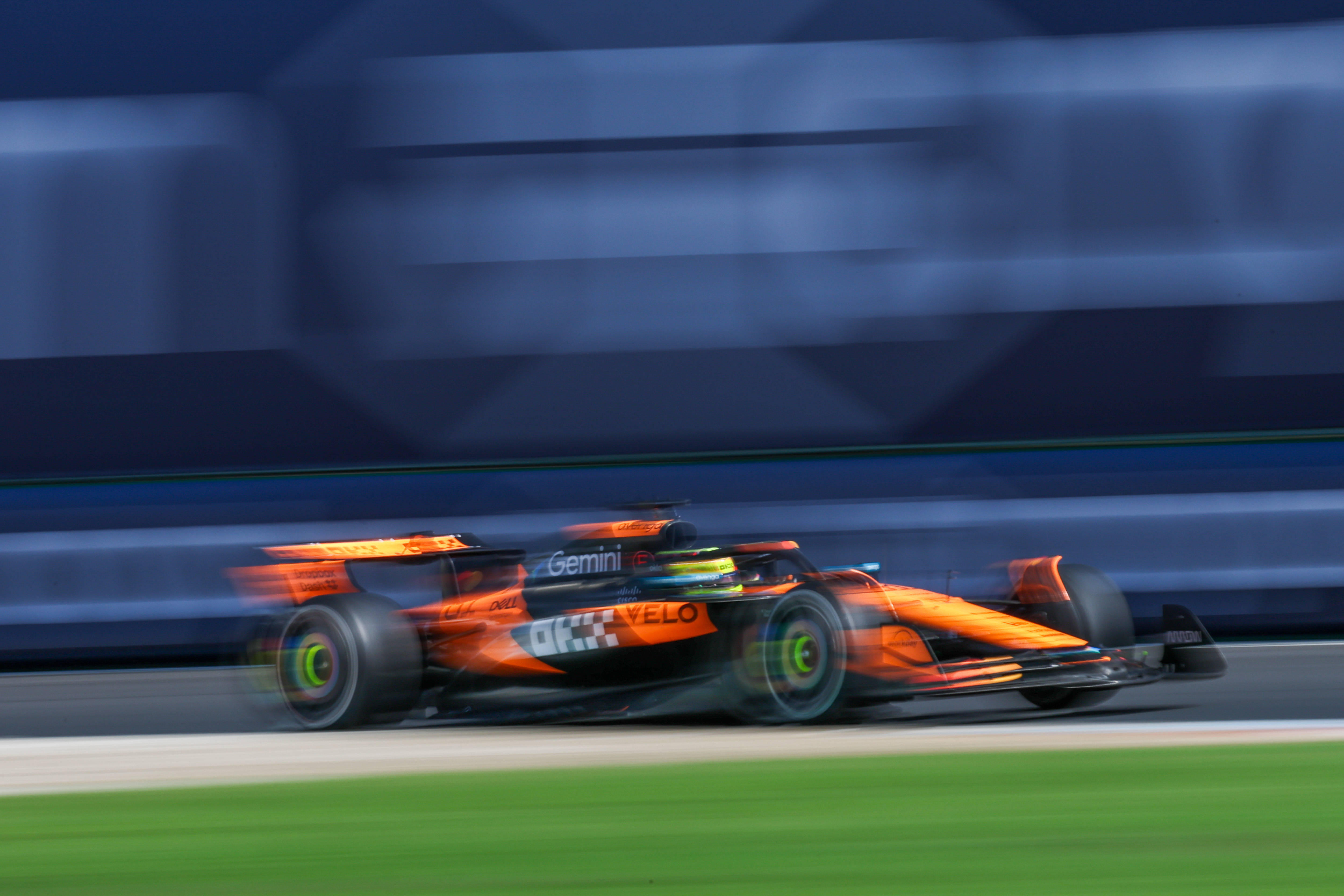 开云下载-红牛二队翻盘迈凯伦，塞恩斯扛起全队