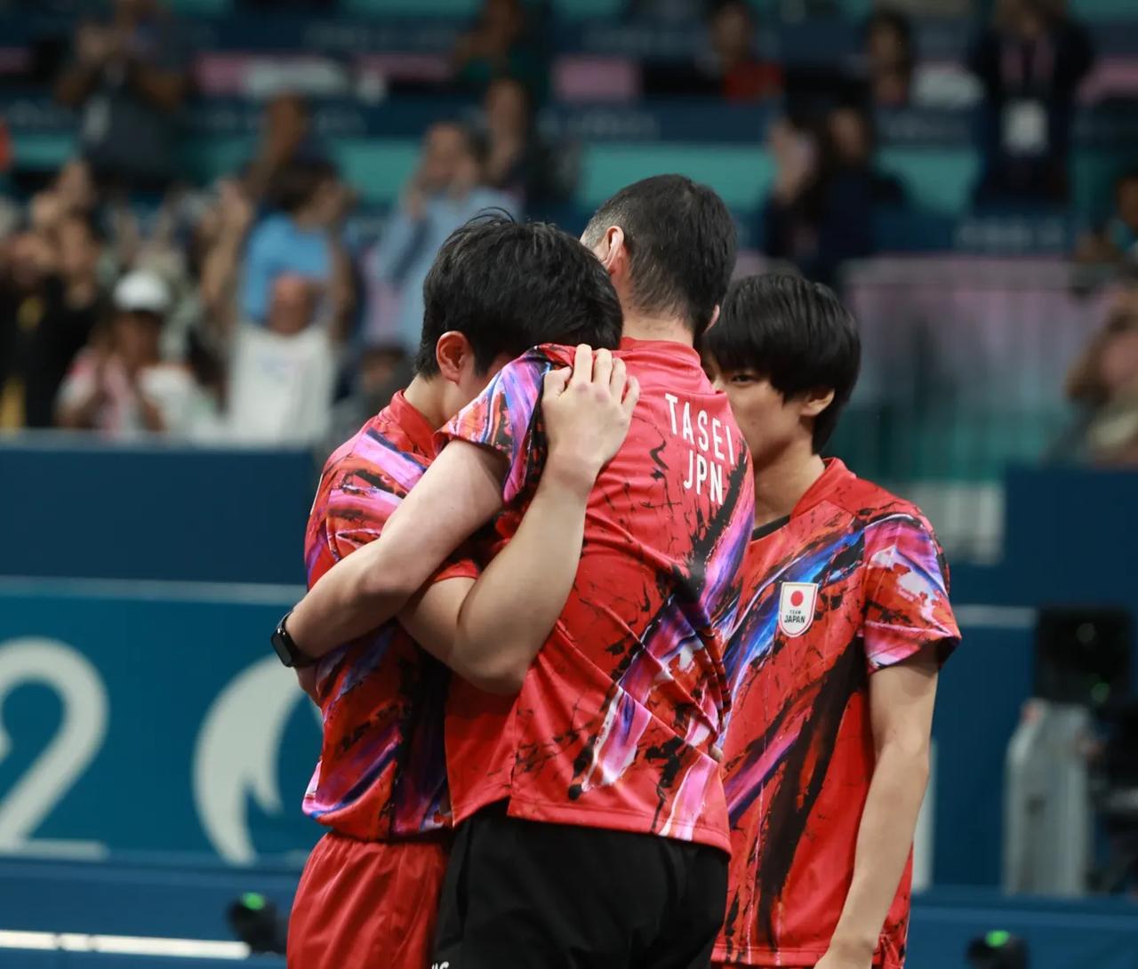 日本队碾压瑞典队，张本智和点燃赛场